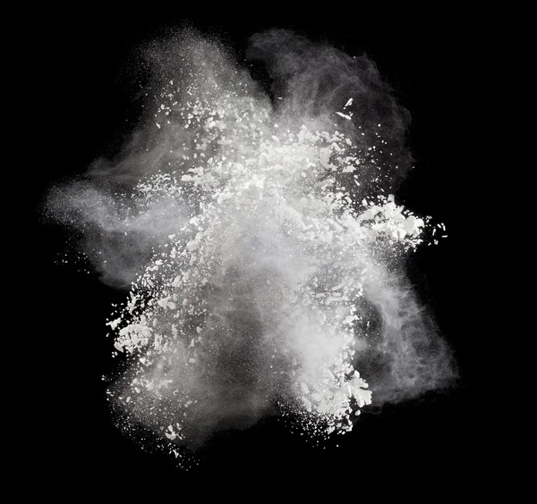 Congelar movimiento de explosión de polvo blanco aislado en negro — Foto de Stock