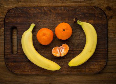 ahşap zemin üzerinde taze muz.