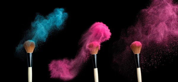 Powderbrush en fondo negro con salpicaduras de polvo azul — Foto de Stock