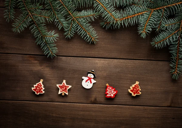 Juldekoration på trä bakgrund vintage papper julkort — Stockfoto