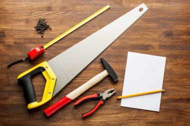 Not defteri ve kopya alanı ahşap masa zemin üzerine sanayi araçlar