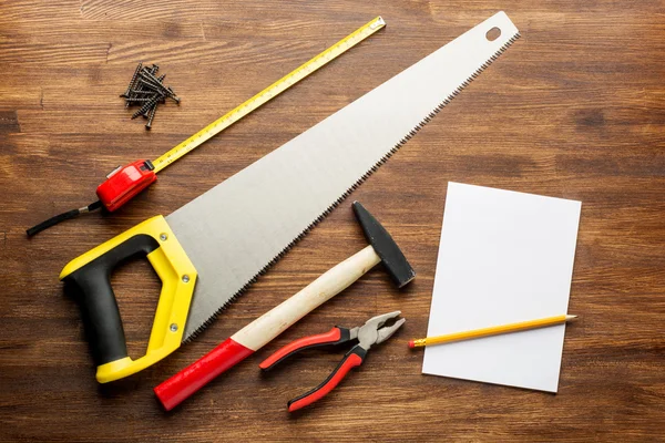 Tischlerwerkzeuge auf Holztisch Hintergrund mit Notiz-Buch und Kopie-Raum — Stockfoto