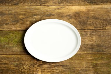 Tahta masada boş beyaz tabak