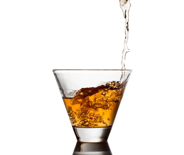 Whiskey wird in ein Glas gegossen — Stockfoto