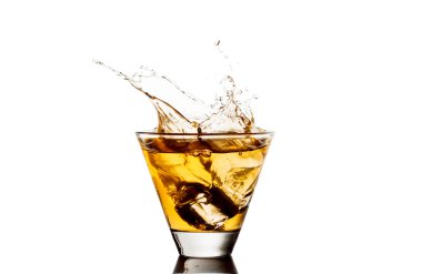 Viski sıçrama, beyaz arka plan üzerinde izole ile cam
