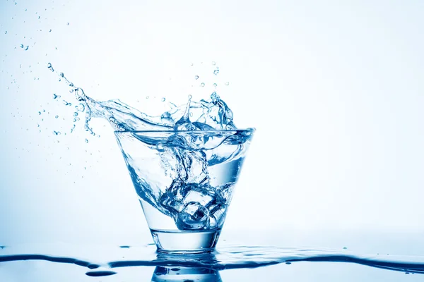 Víz fröccsenő üveg elszigetelt fehér alapon — Stock Fotó