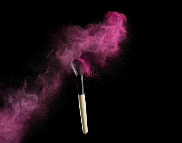Makyaj fırça ile siyah arka plan üzerine pembe toz patlama — Stok fotoğraf