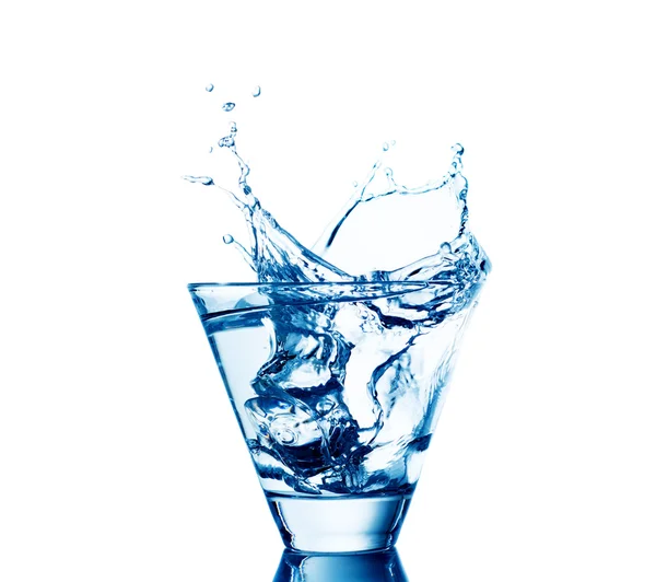 Water splash in glazen geïsoleerd op wit — Stockfoto