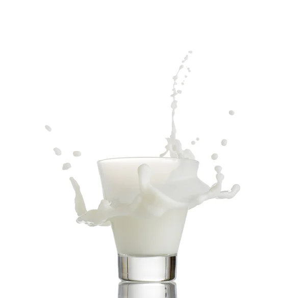 Glas spetterende melk geïsoleerd op witte achtergrond — Stockfoto