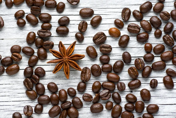 Chicchi di caffè, cannella e anice stellato su priorità bassa bianca — Foto Stock