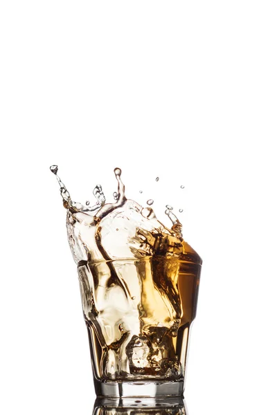 Copo de whisky com esguicho, isolado no fundo branco — Fotografia de Stock