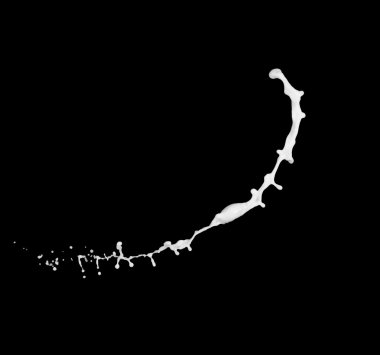 Siyah arkaplanda izole edilmiş süt ya da beyaz sıvı sıçraması