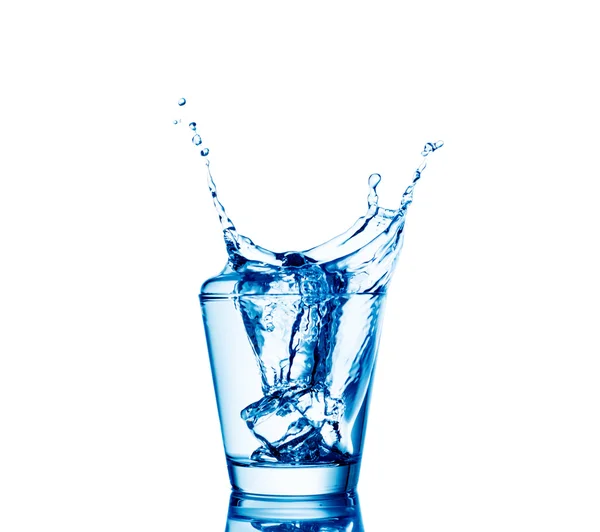 Cubos de hielo salpicando en un vaso de agua, aislados en blanco —  Fotos de Stock