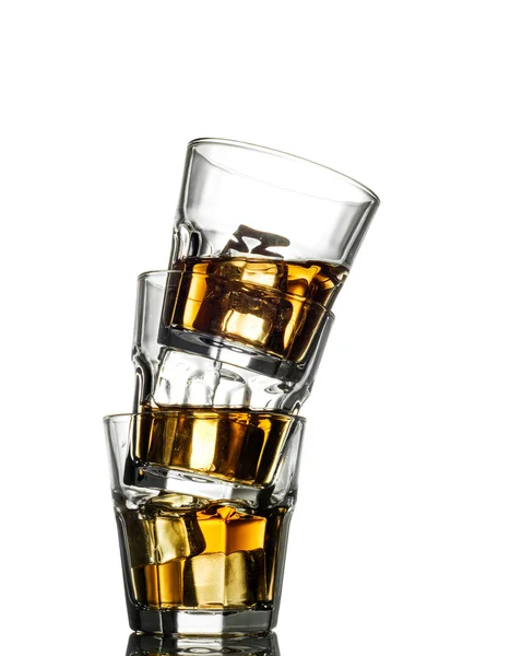 Три стакана виски со льдом — стоковое фото