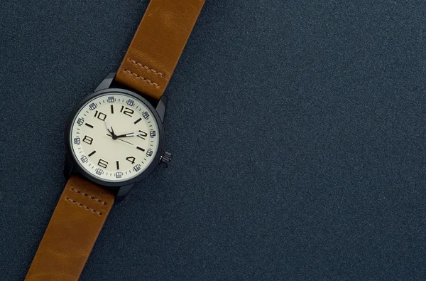 Closeup αυτόματο ρολόι με δερμάτινο καρπό σε σκούρο φόντο — Φωτογραφία Αρχείου