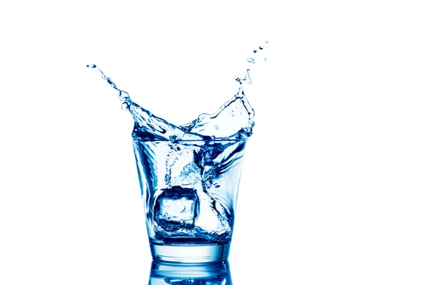 Cubos de hielo salpicando en un vaso de agua, aislados en blanco — Foto de Stock