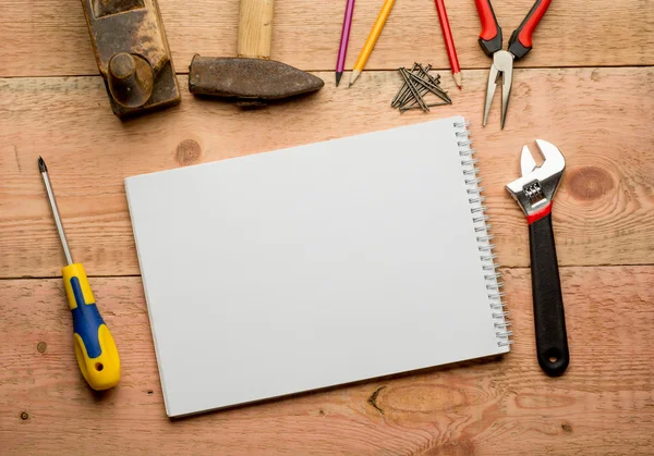 Conjunto de herramientas sobre un panel de madera con espacio para texto —  Fotos de Stock