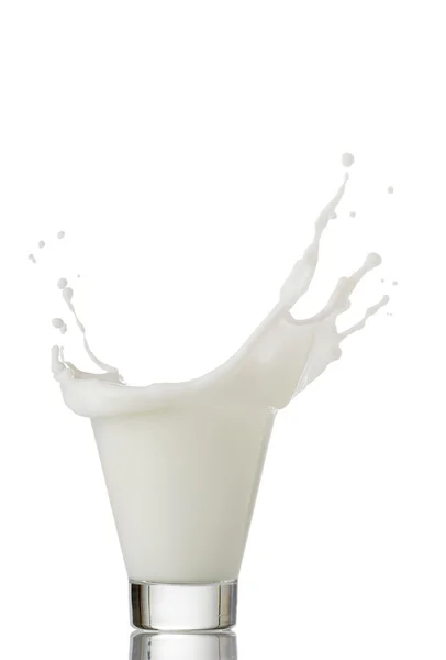 Splash van melk in een glas geïsoleerd op wit — Stockfoto