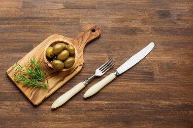 Taze zeytin rosmary rustik ahşap zemin üzerine. Zeytin zeytin ahşap