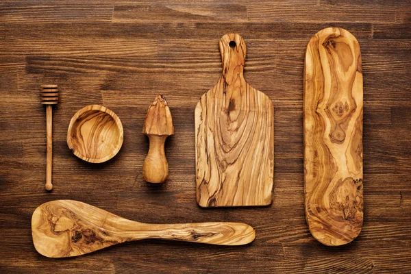 木製の背景に台所用品。スプーン、モルタル, — ストック写真