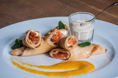 Tuzlanmış somon ile doldurulmuş krep