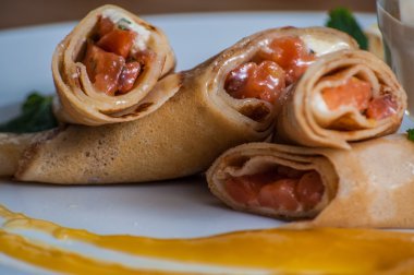 Tuzlanmış somon ile doldurulmuş krep