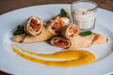 Tuzlanmış somon ile doldurulmuş krep