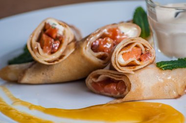 Tuzlanmış somon ile doldurulmuş krep