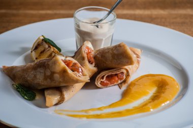 Tuzlanmış somon ile doldurulmuş krep