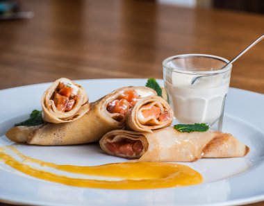 Tuzlanmış somon ile doldurulmuş krep