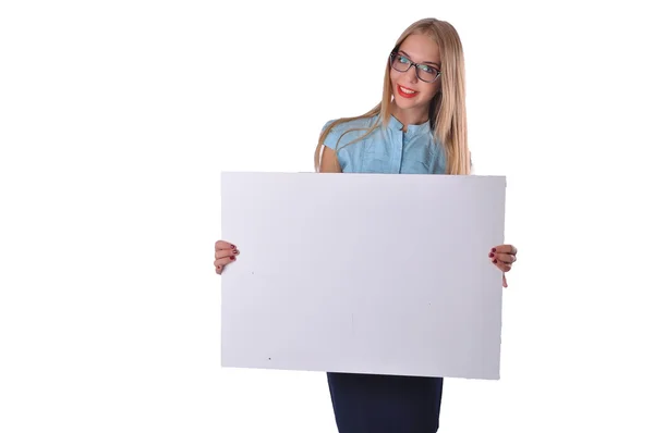 Mutlu gülümseyen güzel genç kadın boş tabela veya boşaltmak, izole beyaz arka plan üzerinde gösterilen — Stok fotoğraf