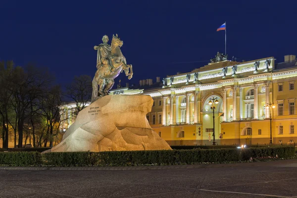Bronz atlı Senato kare üzerinde. Rusya Federasyonu Anayasa Mahkemesi.