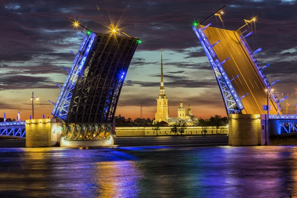 St. Petersburg hígított Palace bridge — Stock Fotó