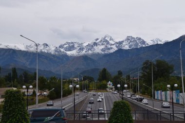 Almaty şehrinden dağların manzarası