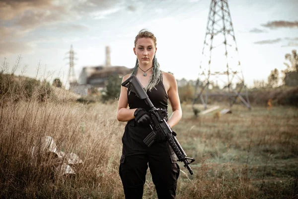 Mulher Sexy Posando Com Rifle Livre Fundo Sarcófago Chernobyl — Fotografia de Stock