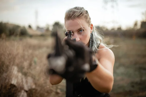 Mulher Sexy Leva Objetivo Com Rifle Livre — Fotografia de Stock