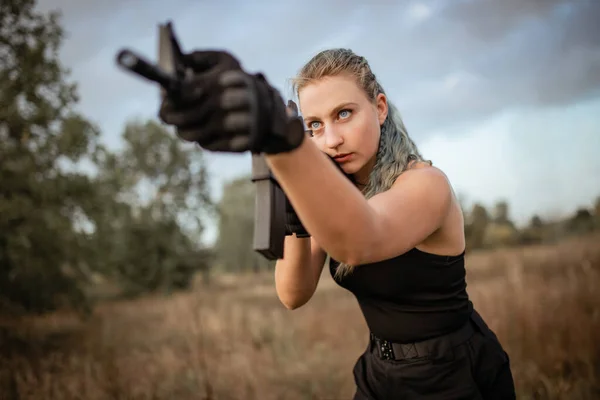 Mujer Sexy Apunta Con Rifle Aire Libre — Foto de Stock