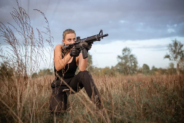 Mujer Sexy Sentada Apuntando Con Rifle Aire Libre — Foto de Stock