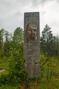 Lenin 'in terkedilmiş bir askeri füze birliğinin bölgesindeki anıtı.