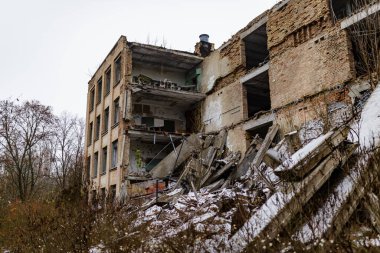 Terk edilmiş Pripyat şehrinin bir numaralı okul binası yıkıldı.
