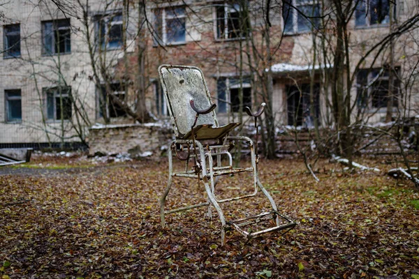 Заброшенное Гинекологическое Кресло Фоне Здания Больницы Заброшенном Городе Припять — стоковое фото