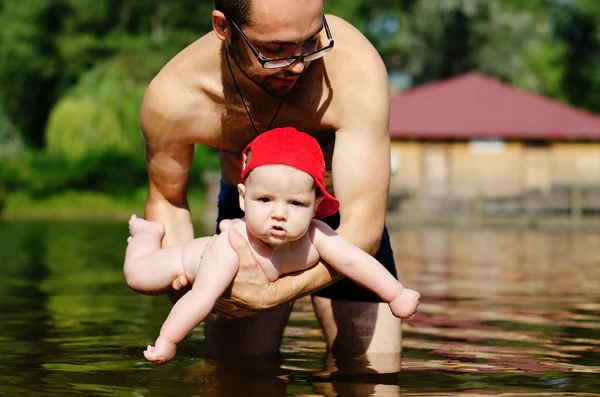 Baba çocuk gölde yüzmek için öğretir — Stok fotoğraf