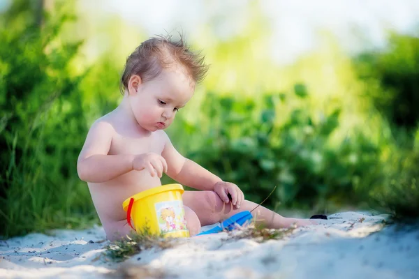 Kuma oturan ve oynarken 1 yıl bebek — Stok fotoğraf