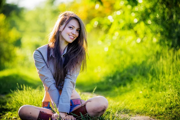 Jovem menina bonita em um chapéu de cowboy — Fotografia de Stock