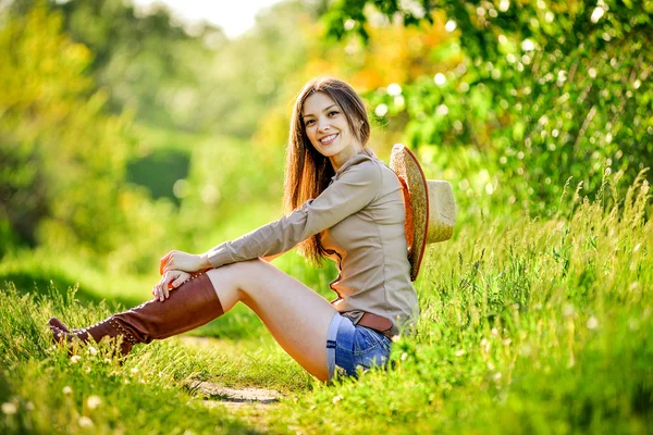 Joven hermosa chica en un vaquero sombrero — Foto de Stock