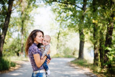 1 yıl bebek annenin kollarına
