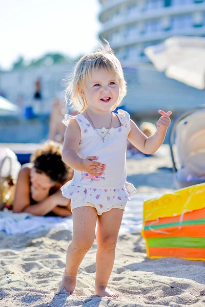 Kum plaj ayakta sarışın küçük kız — Stok fotoğraf