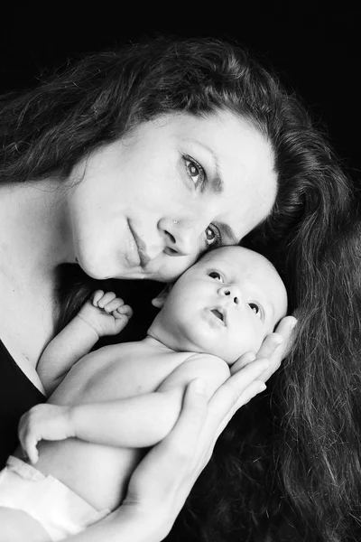 Mãe estúdio com um filho recém-nascido — Fotografia de Stock