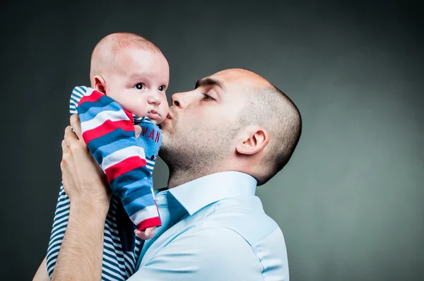 Pai com recém-nascido bebê retrato estúdio preto e branco — Fotografia de Stock