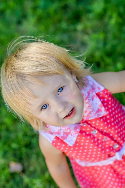 Bambina passeggia nel parco in estate — Foto Stock